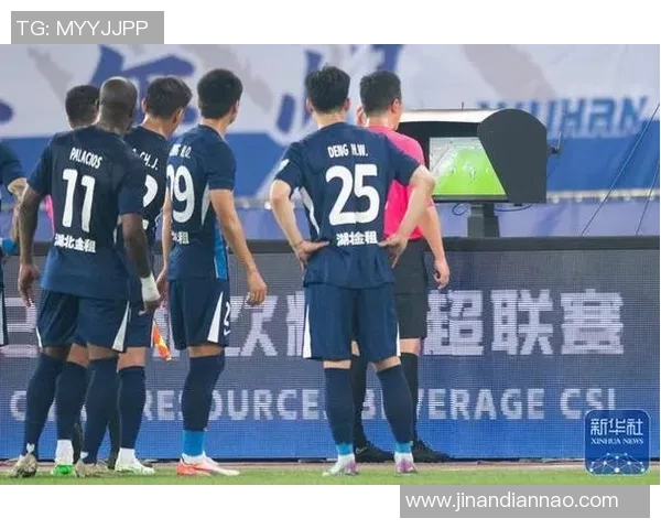 足球明星齐聚武汉激情对决点燃比赛日盛况